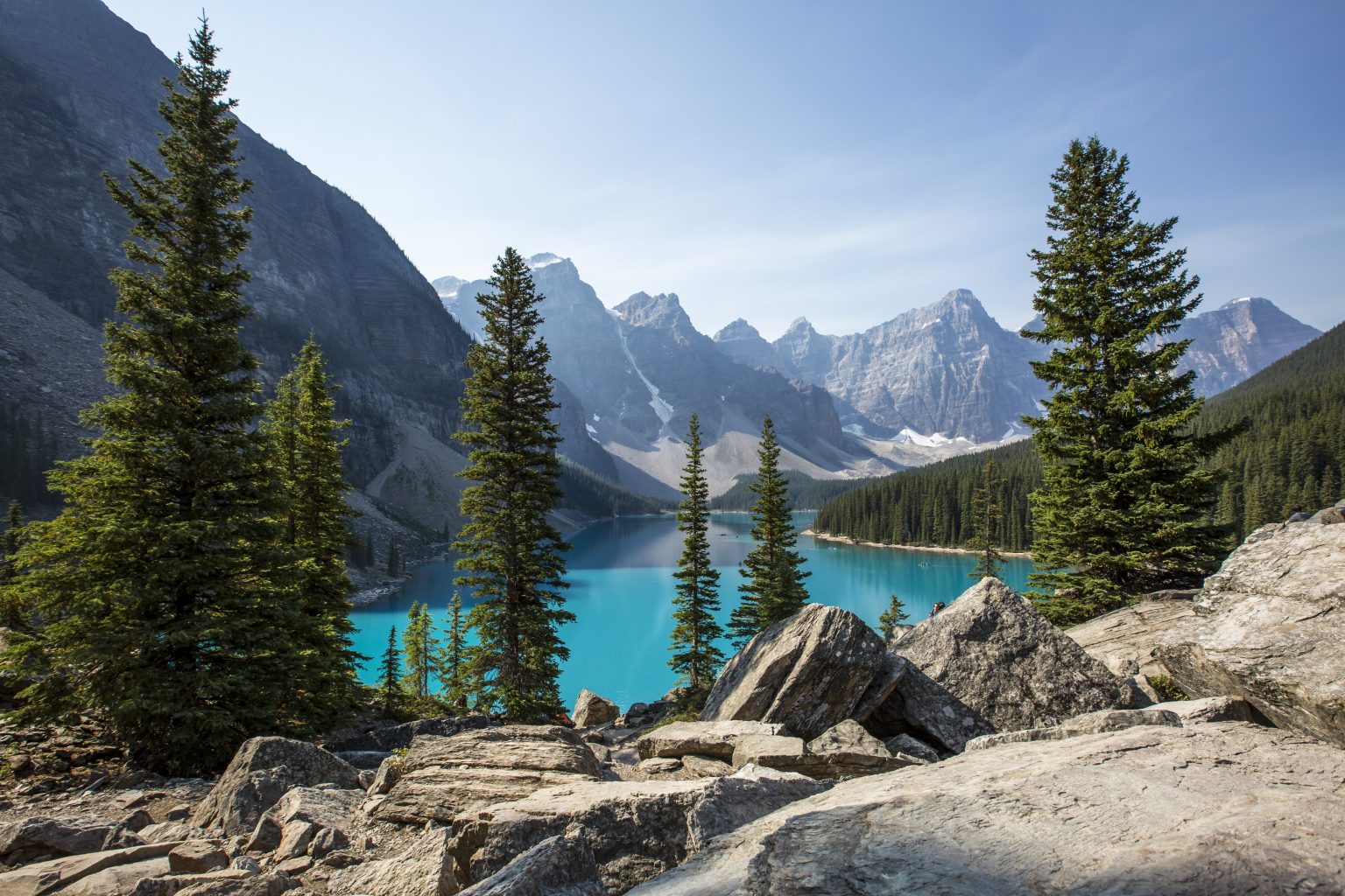 The turquoise water of Moraine Lake beneath the peaks of the Valley of the Ten Peaks.